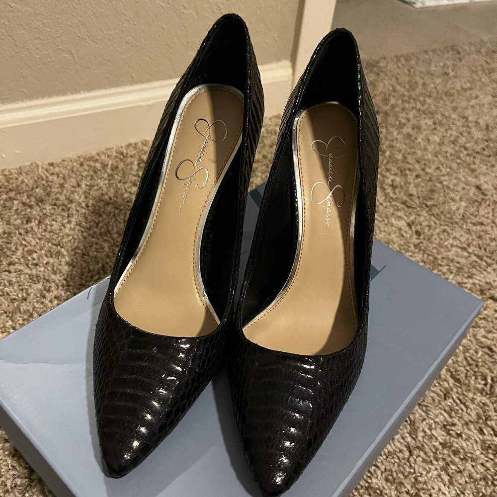 Jessica Simpson size 8 black pumps!!
